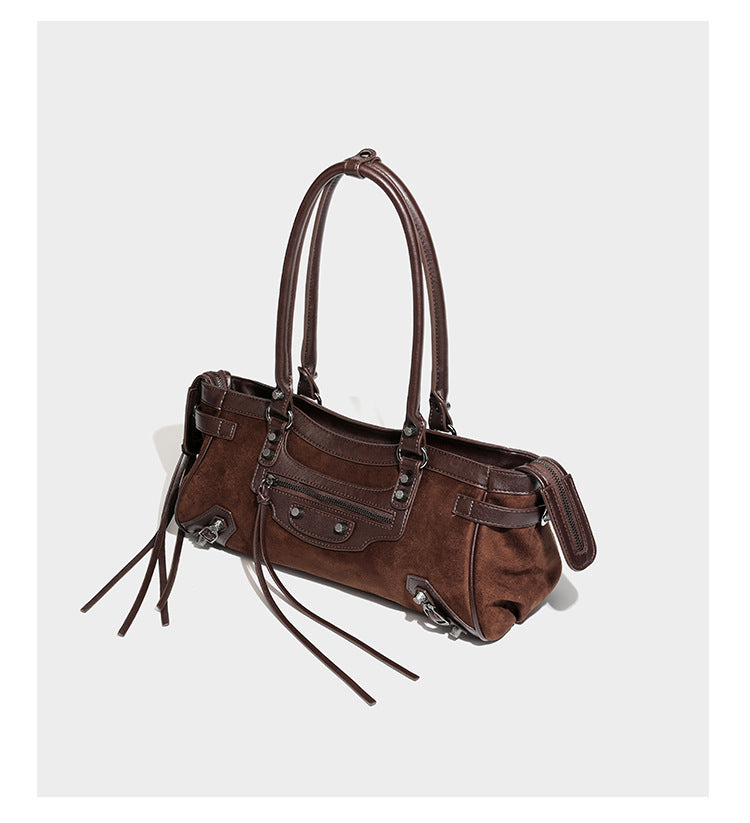 Strukturierte Vintage-Schultertasche im Moto-Stil mit matten Einsätzen in Velourslederoptik, Besatz in Lederoptik, dunkel silberfarbenen Nieten und vorderem Reißverschluss