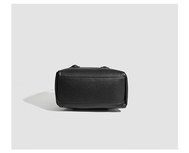 Mini-Boston-Tasche mit genarbtem Finish, zwei Henkeln, abnehmbarem und verstellbarem Crossbody-Riemen sowie silberfarbenen Beschlägen, Detailansicht