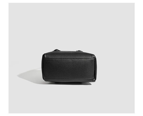 Mini-Boston-Tasche mit genarbtem Finish, zwei Henkeln, abnehmbarem und verstellbarem Crossbody-Riemen sowie silberfarbenen Beschlägen, Detailansicht