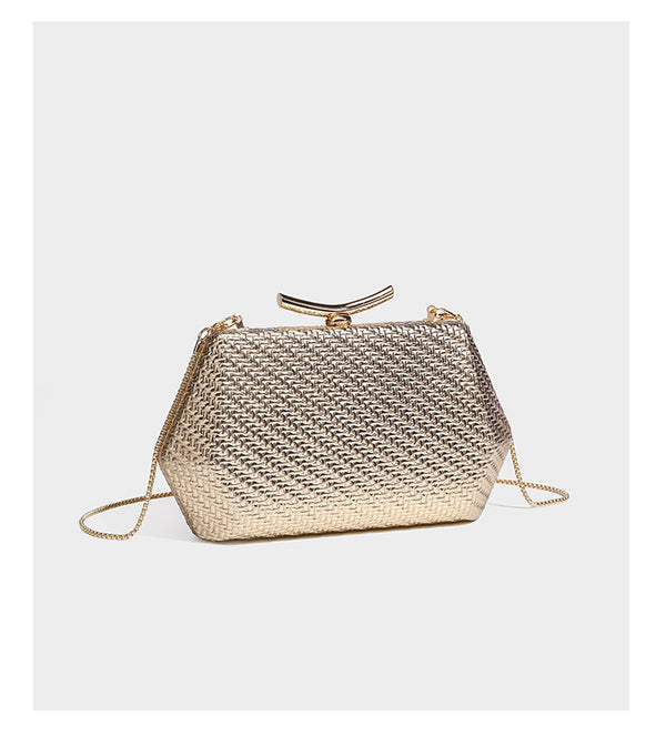 Kleine, strukturierte Clutch aus metallischem Flechtmaterial mit goldfarbenem Bügelverschluss und abnehmbarem Kettenriemen, Detailansicht 18