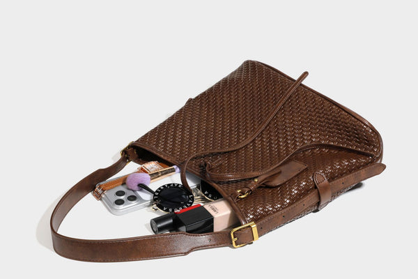 Lässig gewebte Schultertasche in Lederoptik mit Bindebandverschluss, goldfarbenen Metalldetails und einem Schulterriemen, Detailansicht 47