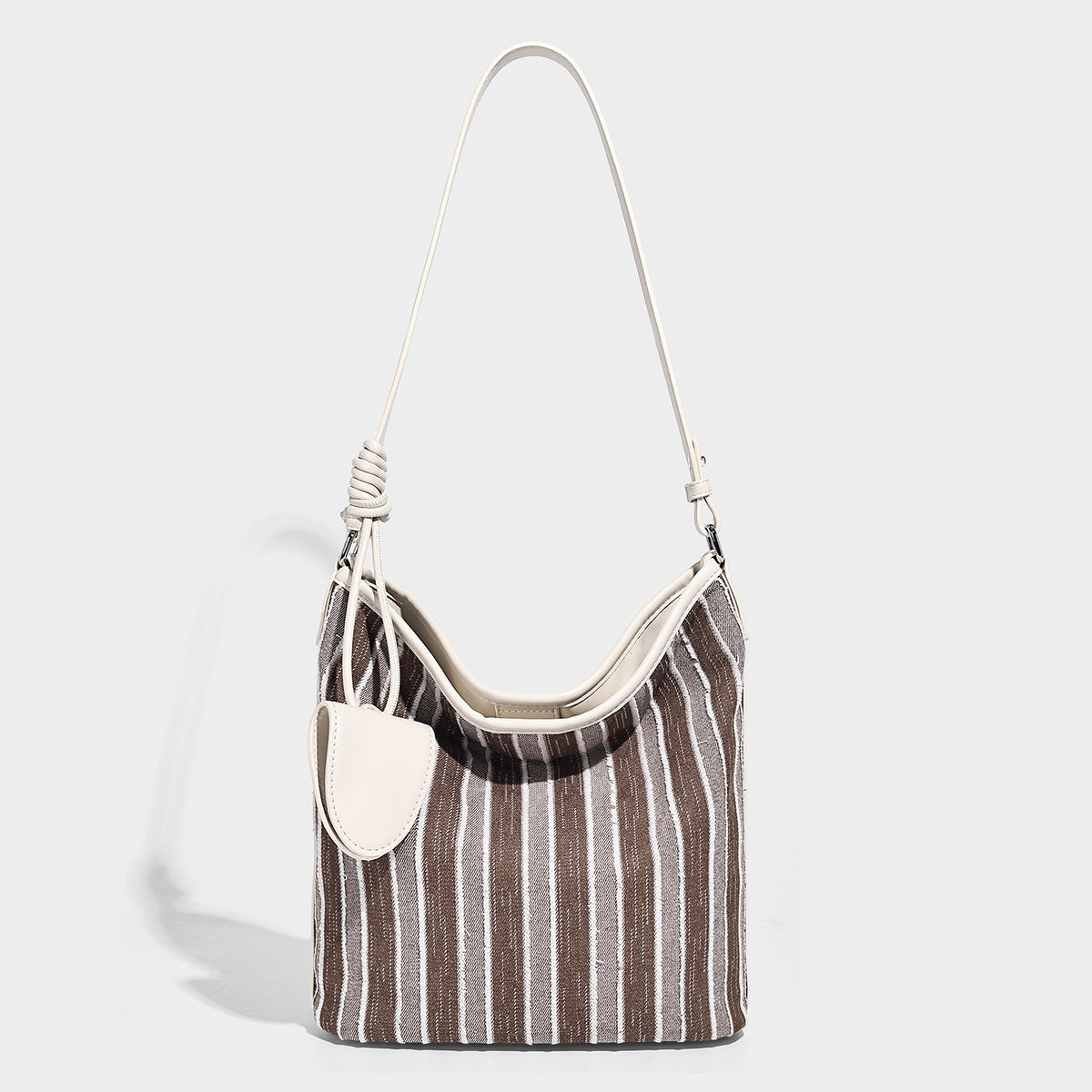 Große gestreifte Hobo-Schultertasche aus Canvas mit cremefarbenem Besatz und Beschlägen in Silberoptik, Vorderansicht