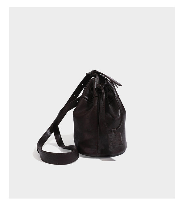 Kleine dunkelbraune Beuteltasche mit Kordelzug, langem verstellbarem Crossbody-Riemen und silberfarbenen Beschlägen, Detailansicht 13