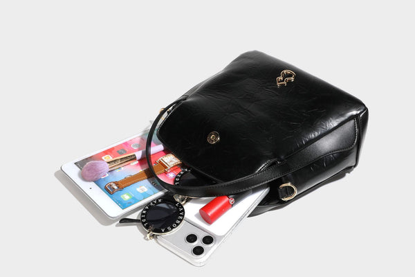Glänzende, geknautschte Henkeltasche in Lederoptik mit goldfarbenen Emblem-Details und abnehmbarem Schulterriemen, Detailansicht 41