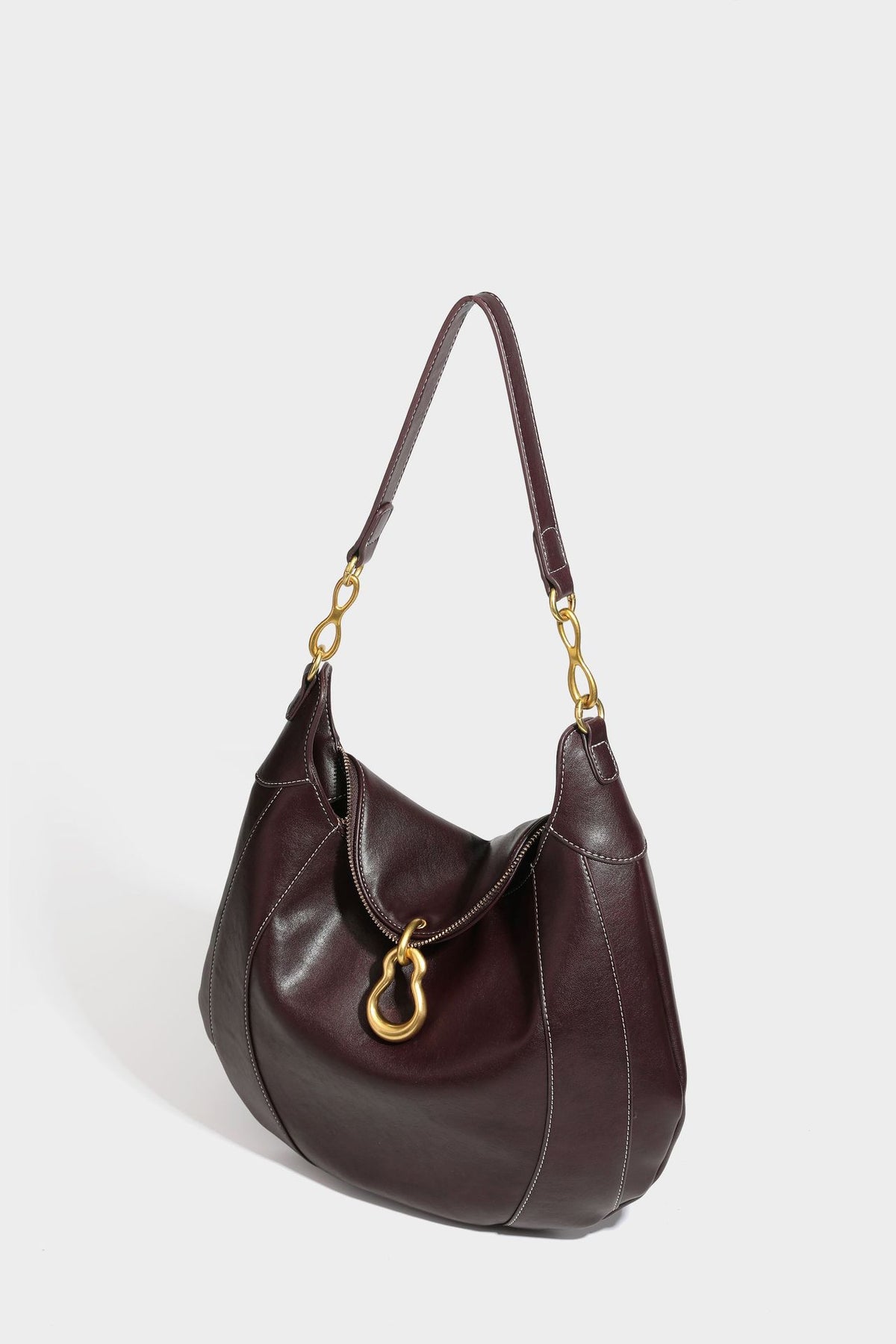 Lässige halbmondförmige Hobo-Schultertasche in Dunkelbraun mit goldfarbenem Ring und Kettenglied-Beschlägen sowie Reißverschluss oben, Detailansicht