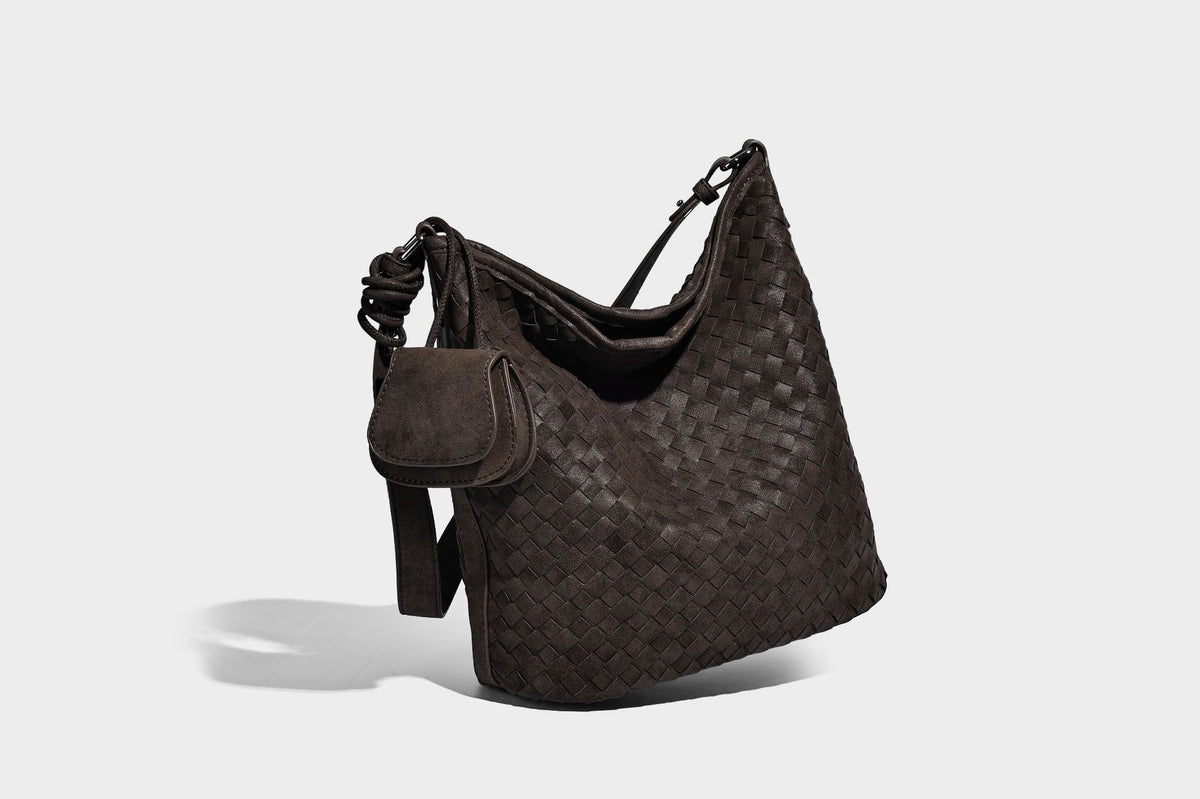 Lässig fallende Hobo-Schultertasche aus geflochtenem Material mit Korbgeflecht-Optik, angesetztem Mini-Täschchen vorne und verstellbarem Knotenträger, Detailansicht