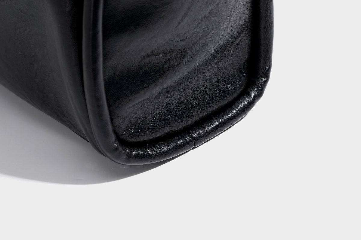 Glänzende Tote-Bag in schwarzer Lederoptik mit zwei runden Tragegriffen und silberfarbenen Beschlägen, Detailansicht 19