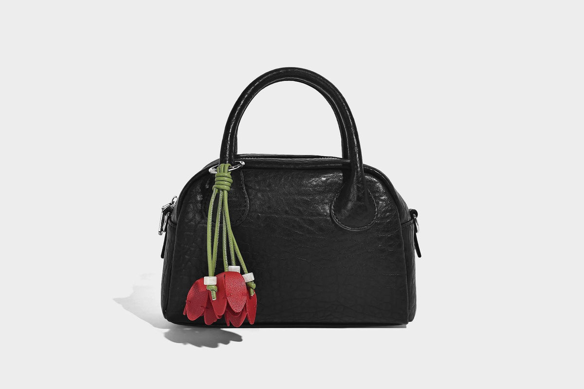 Mini-Henkeltasche in strukturierter Kuppelform in Pastellgelb mit genarbter Lederoptik, silberfarbenen Beschlägen und abnehmbarem