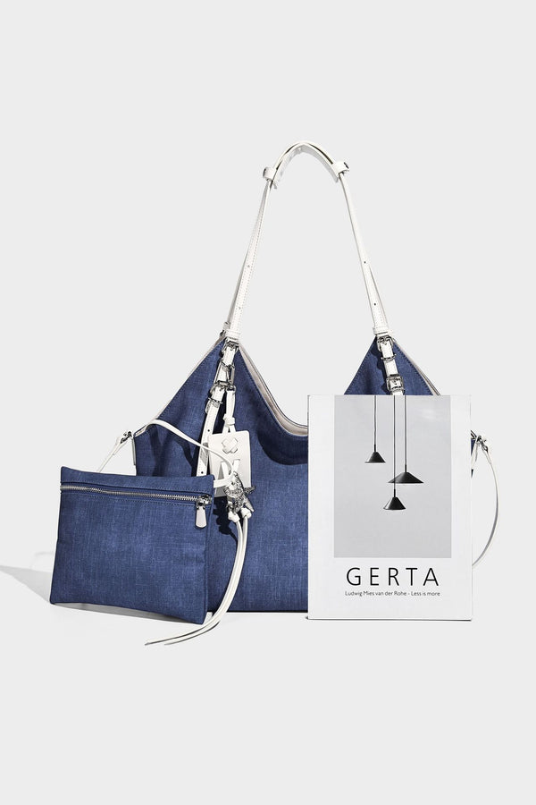 Große, weich fallende Schulter-Tote-Bag aus Canvas in Denim-Optik mit weißen Riemen in Lederoptik, silberfarbenen Schnallenbeschlägen und hängendem