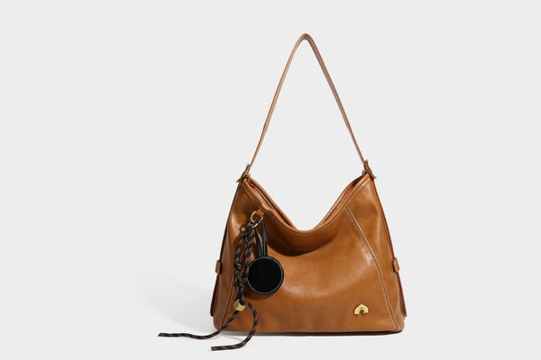 Lässige Hobo-Schultertasche mit glatter Oberfläche in Lederoptik, kontrastierenden Steppnähten, antikgoldfarbenen Metallelementen und, Detail