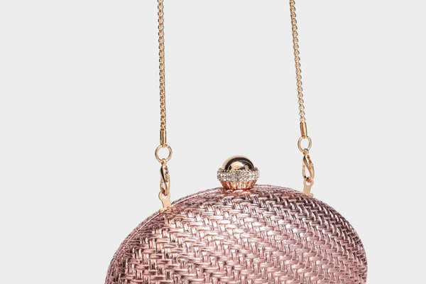 Kleine, ovale, metallisch gewebte Clutch mit juwelenbesetztem Bügelverschluss in Goldoptik und abnehmbarem Kettenriemen, Detailansicht 35
