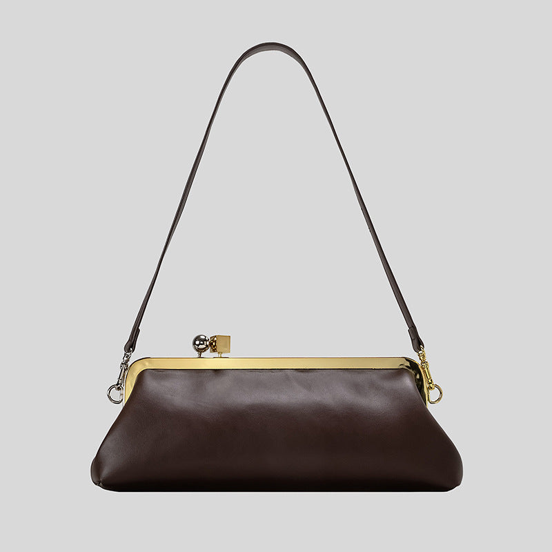 Strukturierte Clutch mit Kiss-Lock-Rahmenverschluss aus dunkelbrauner, krokodil-geprägter Lederoptik mit goldfarbenen Details und schmalem