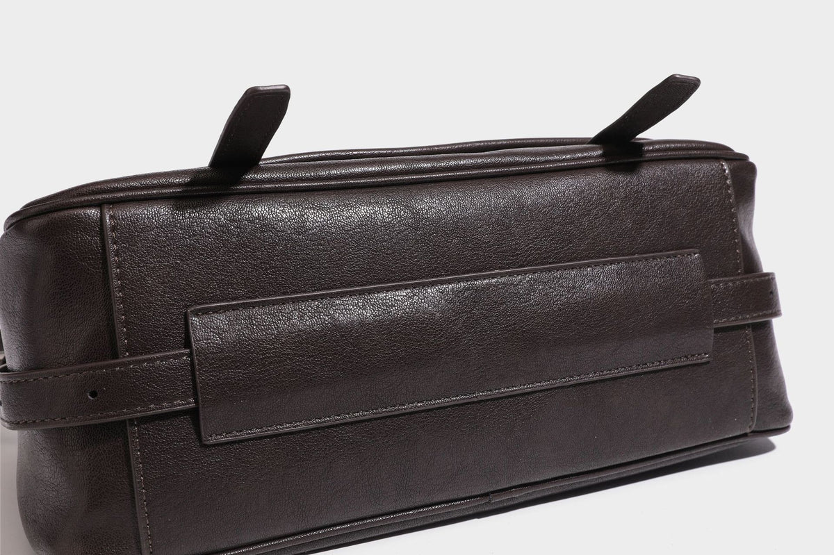 Formstabile rechteckige Schultertasche mit vorderem Überschlag in dunkler Espresso-Lederoptik, silberfarbenen Beschlägen und langem
