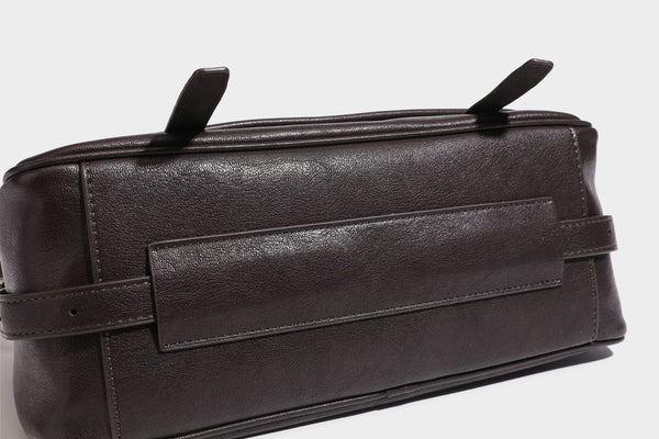 Formstabile rechteckige Schultertasche mit vorderem Überschlag in dunkler Espresso-Lederoptik, silberfarbenen Beschlägen und langem