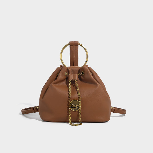 Kleine Bucket-Tasche aus genarbter Lederoptik mit goldfarbenem Ringhenkel, Kettenmedaillon als Akzent und verstellbarem Rucksack
