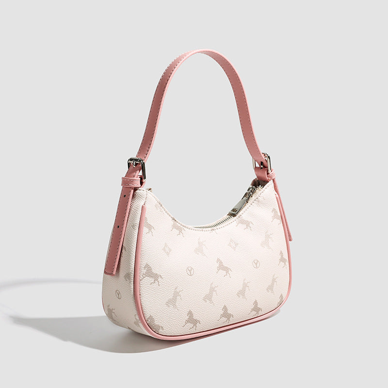 Cremefarbene halbmondförmige Schultertasche mit Monogramm-Print, kontrastierendem Besatz in Lederoptik und silberfarbenen Metalldetails, Detailansicht 3