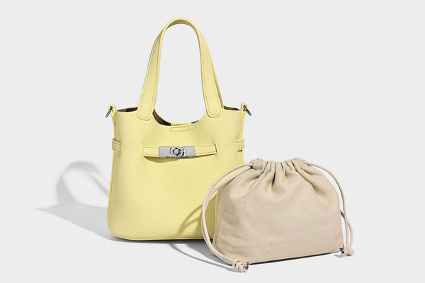 Kleine formstabile Tote-Bag mit genarbter Oberfläche, silberfarbenem Drehverschluss und zwei Henkeln, Detailansicht 40