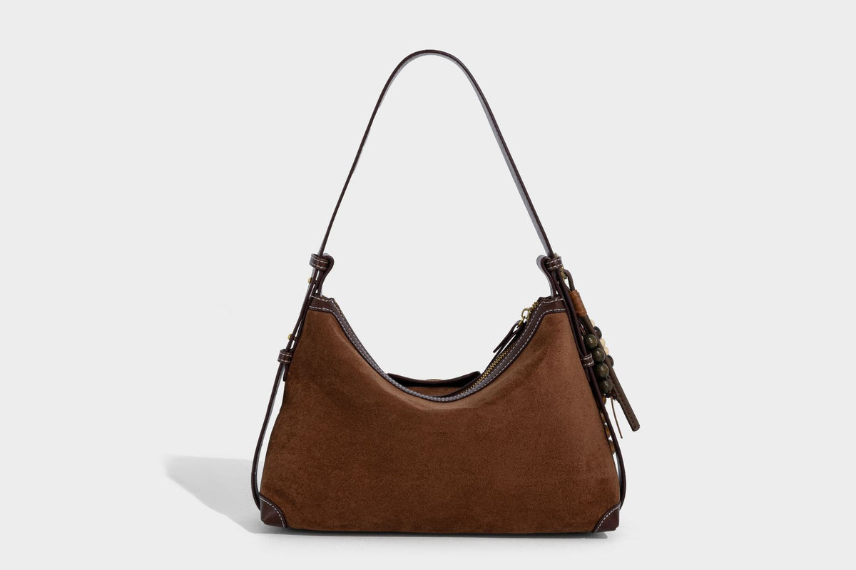 Matte Hobo-Schultertasche in warmem Braun mit dunklem Besatz in Lederoptik, Kontrastnähten, goldfarbenen Metallbeschlägen und