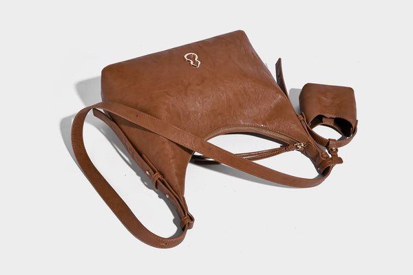 Glänzende Hobo-Schultertasche in Lederoptik mit abnehmbarem Mini-Etui und Logo-Beschlägen in Goldoptik, Detailansicht 30