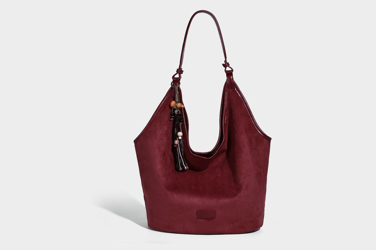 Lässig fallende matte Hobo-Schultertasche in Wildlederoptik mit offenem oberen Rand und optionalem Quasten- und Perlenanhänger, Detailansicht 25