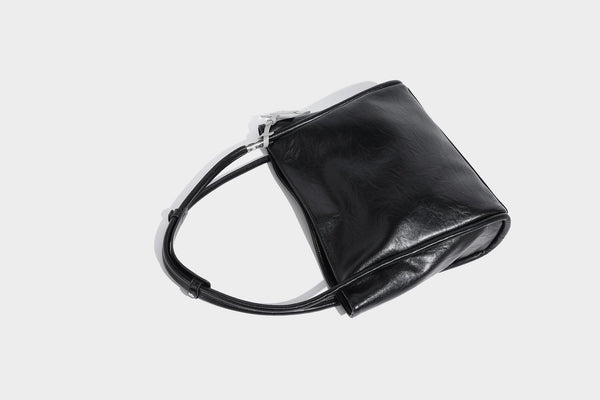 Glänzende Tote-Bag in schwarzer Lederoptik mit zwei runden Tragegriffen und silberfarbenen Beschlägen, Detailansicht 20