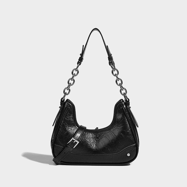 Kompakte Halbmond-Schultertasche aus glänzend geknittertem PU mit markantem silberfarbenem Kettenriemen, Vorderansicht