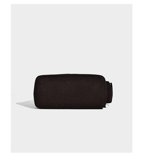 Lässige Hobo-Schultertasche in dunkelbrauner, matter Wildlederoptik mit silberfarbenem, nietenbesetztem Riemen und seitlichem Kordelzug