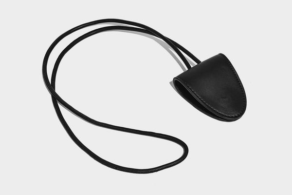 Gestreifte gewebte Bucket Bag in Schwarz und Beige mit schwarzem Besatz in Lederoptik, offener Oberseite und langem verstellbarem Schulterriemen, Detailansicht
