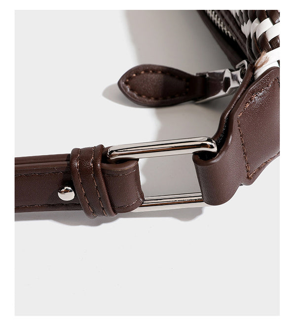 Kleine schwarz-weiße Schultertasche mit gewebtem geometrischem Muster, glatter dunkelbrauner Besatz aus Lederoptik, geknotetem verstellbarem Riemen und seitlichem
