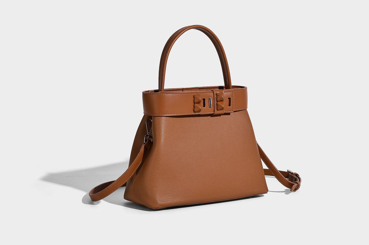 Strukturierte Trapez-Tote-Bag mit oberem Riemen mit Gürtelschnalle, genarbter Lederoptik und silberfarbenen Beschlägen, Detailansicht