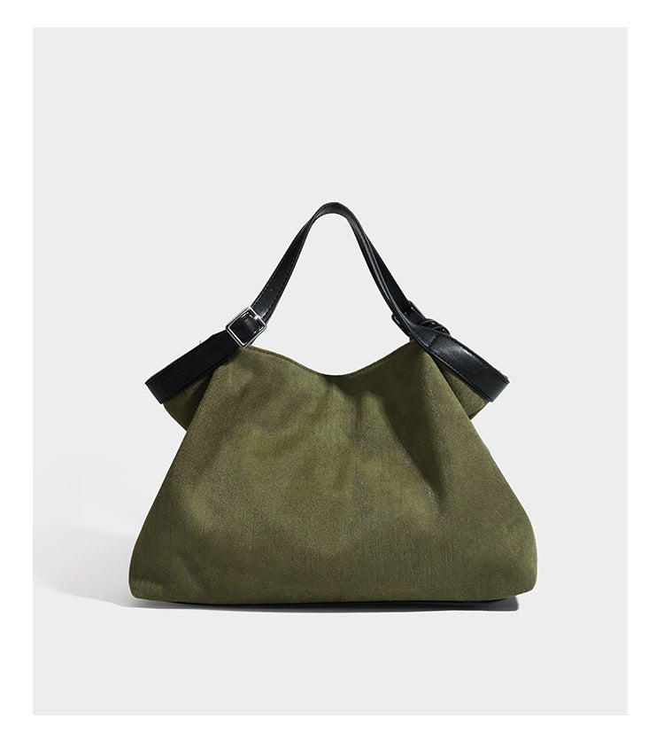 Lässig weich fallende olivgrüne Tote-Bag in Canvas-Optik mit Henkeln aus schwarzer Lederoptik, abnehmbarem Reißverschlusstäschchen und Beschlägen in Silberoptik