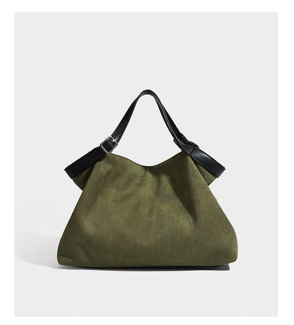 Lässig weich fallende olivgrüne Tote-Bag in Canvas-Optik mit Henkeln aus schwarzer Lederoptik, abnehmbarem Reißverschlusstäschchen und Beschlägen in Silberoptik