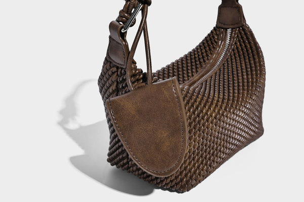 Hobo-Schultertasche in Halbmondform mit Webstruktur, geknotetem Tragegriff, befestigter kleiner Tasche mit Überschlag und verstellbarem Riemen in warmem