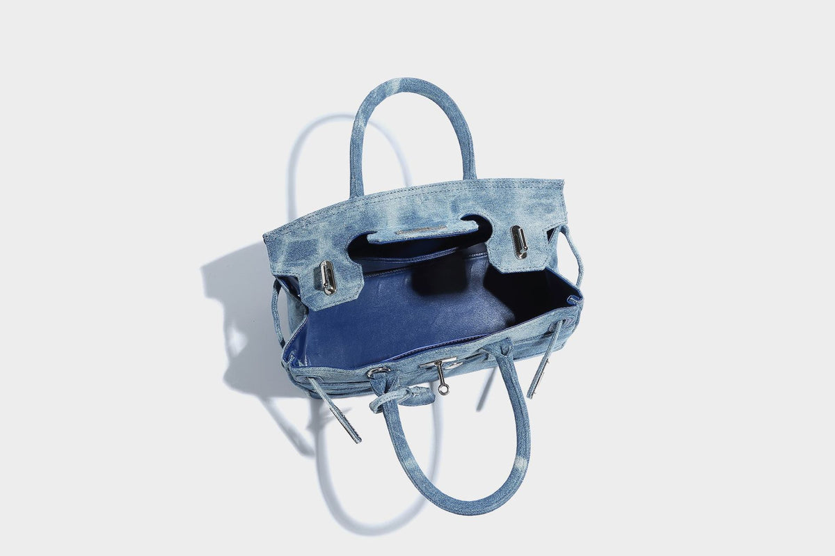 Strukturierte Patchwork-Tasche aus gewaschenem Denim mit gerollten Henkeln, Klappverschluss mit Drehverschluss, aufgesetzten Fronttaschen und, Detailansicht