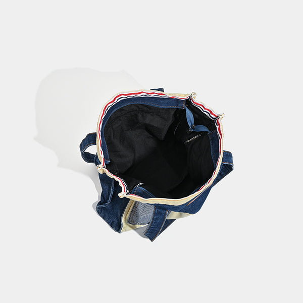 Tote-Bag aus Indigo- und Khaki-Denim im Patchwork-Stil mit aufgesetzten Außentaschen und hellbraunem Logo-Badge, Detailansicht 4