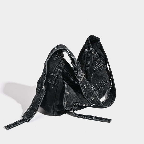 Große Hobo-Schultertasche aus gewaschenem schwarzem Denim mit silberfarbenen Nieten und verstellbarem Crossbody-Riemen, Detailansicht 2