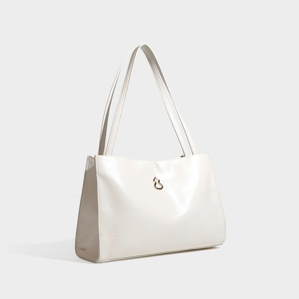 Strukturierte rechteckige Schultertasche im Tote-Stil mit glänzender, geknautschter Oberfläche in Lederoptik, langen Doppelriemen und Emblem in Goldoptik