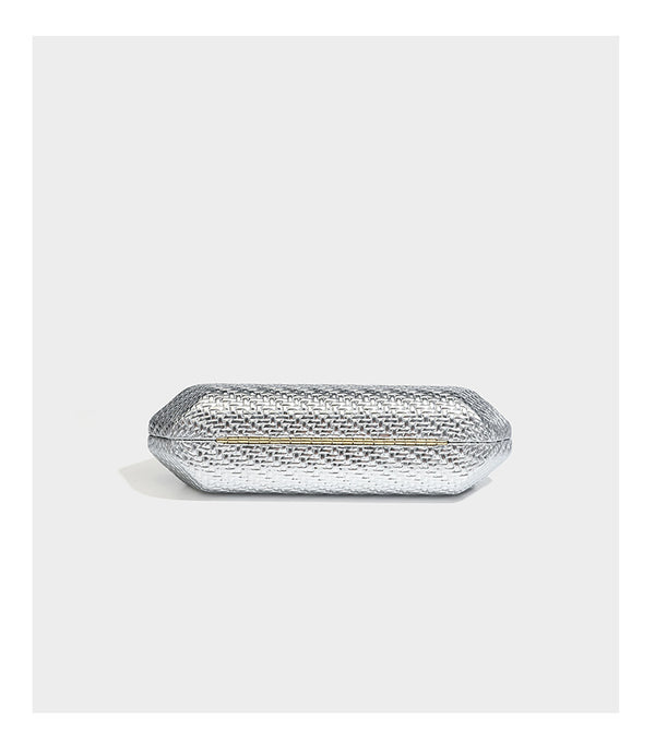 Kleine, strukturierte Clutch aus metallischem Flechtmaterial mit goldfarbenem Bügelverschluss und abnehmbarem Kettenriemen, Detailansicht 16