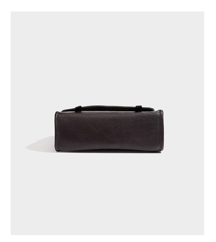 Strukturierte Satchel-Tasche mit Überschlag aus dunkelbrauner, glänzender Lederoptik, kurzem Tragegriff und langem, verstellbarem Schulterriemen