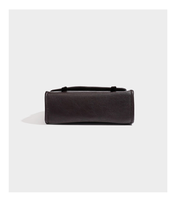 Strukturierte Satchel-Tasche mit Überschlag aus dunkelbrauner, glänzender Lederoptik, kurzem Tragegriff und langem, verstellbarem Schulterriemen
