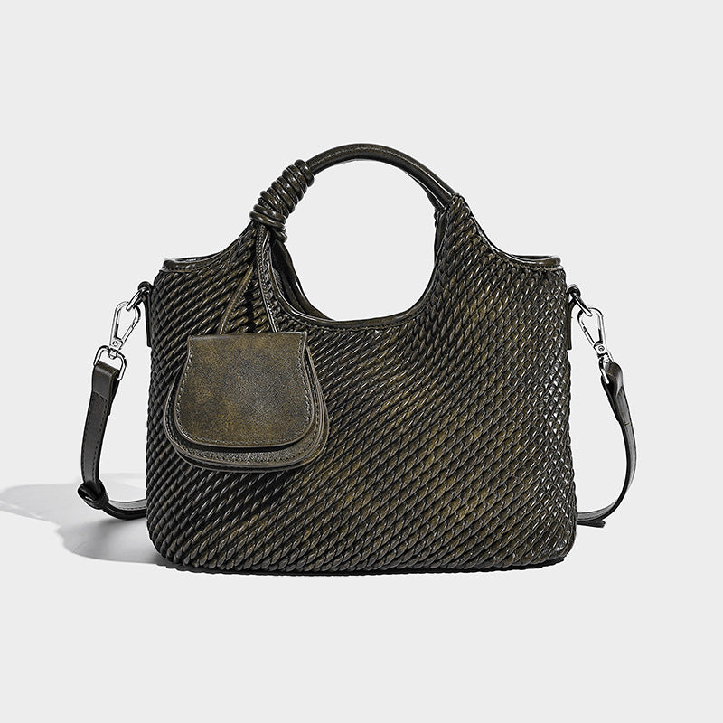 Strukturierte Beuteltasche in gewebter Optik mit geknotetem Tragegriff, vorderer Überschlagtasche und abnehmbarem Crossbody-Riemen in Silberoptik