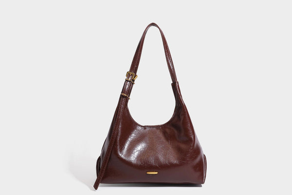 Locker fallende Hobo-Schultertasche mit offenem Oberteil aus glänzendem, geknautschtem Lederimitat in Dunkelbraun, mit schmalem verstellbarem Riemen und goldfarbenem