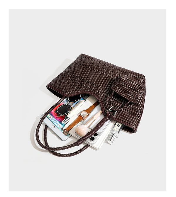 Dunkelbraune Tote-Bag in Lederoptik mit geflochtenen Henkeln, Kordelverschluss und befestigtem gewebtem Mini-Etui, Detailansicht