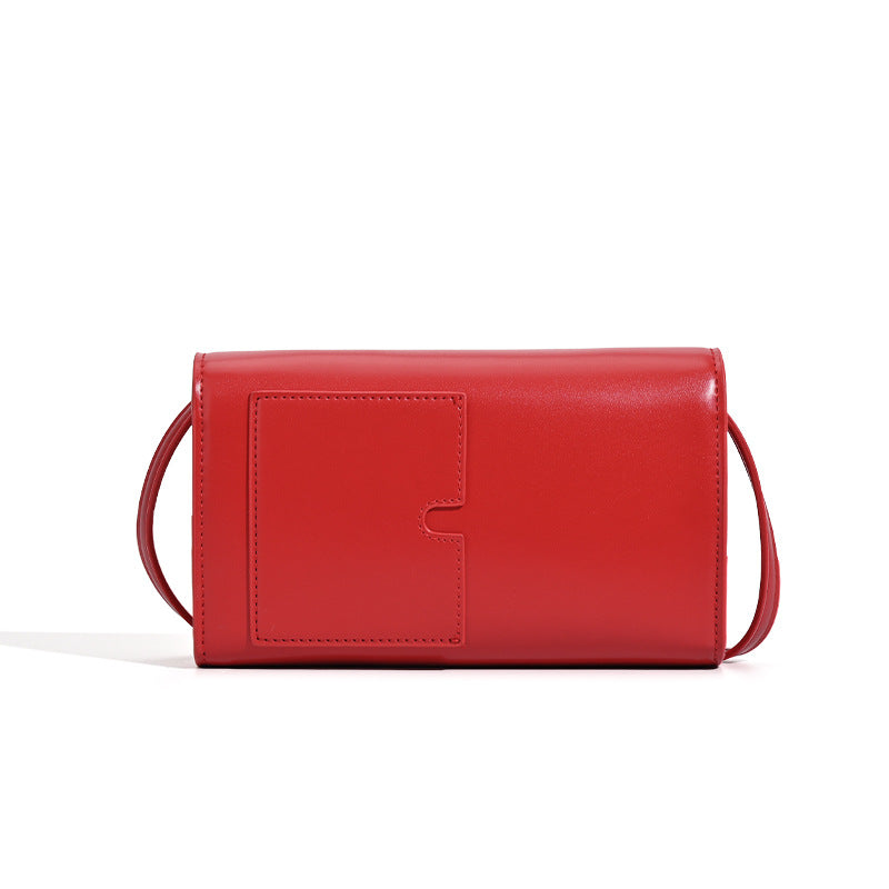 Kleine, strukturierte Crossbody-Tasche in Lederoptik mit Überschlag, Druckknopfverschluss und silberfarbenen Metalldetails, Detailansicht 5