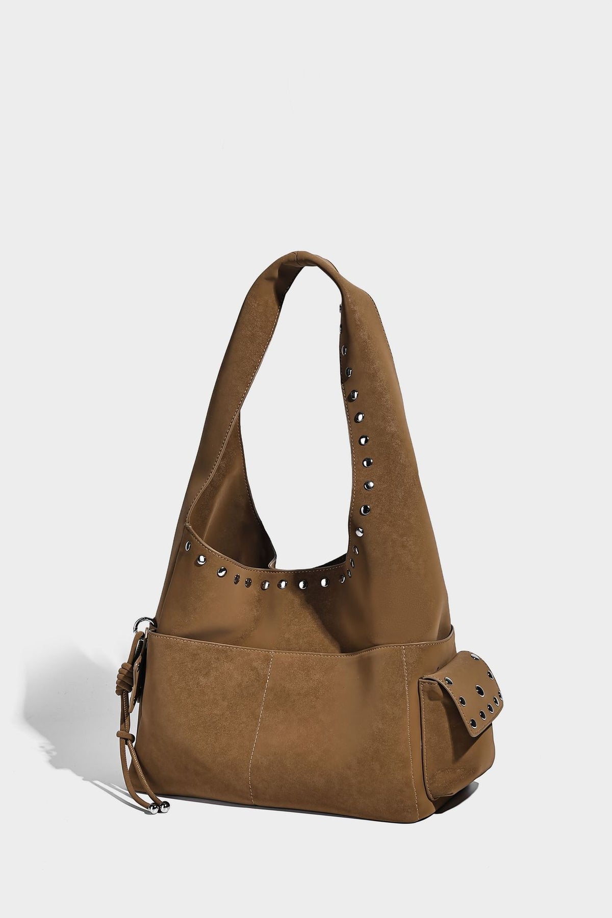 Lässige Hobo-Schultertasche in dunkelbrauner, matter Wildlederoptik mit silberfarbenem, nietenbesetztem Riemen und seitlichem Kordelzug