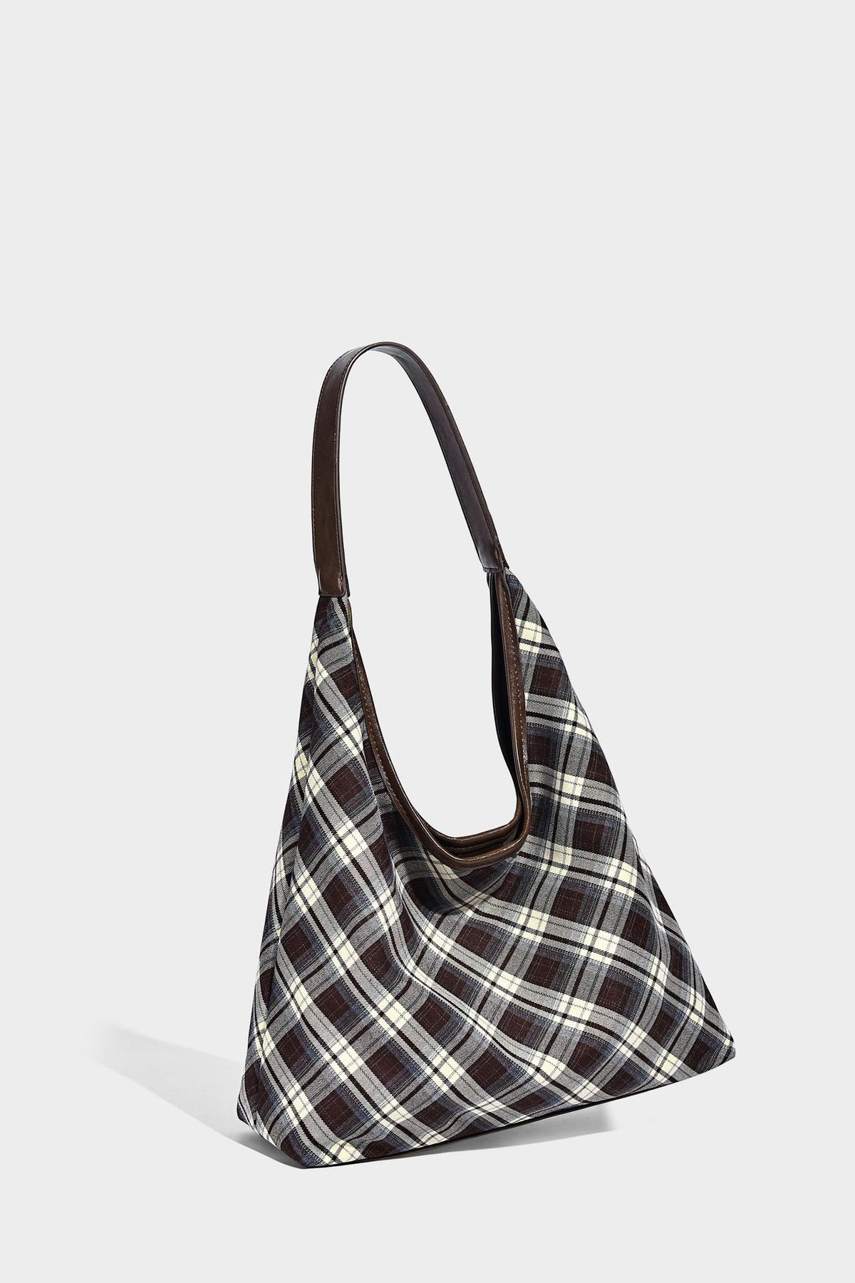 Lässige Hobo-Schultertasche in dunkelbraunem, cremefarbenem und grauem Karomuster mit dunkelbraunen Details in Lederoptik und einem langen Schulterriemen
