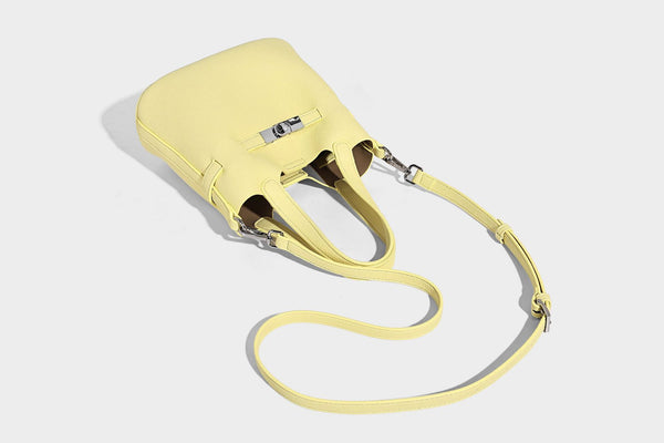 Kleine formstabile Tote-Bag mit genarbter Oberfläche, silberfarbenem Drehverschluss und zwei Henkeln, Detailansicht 34
