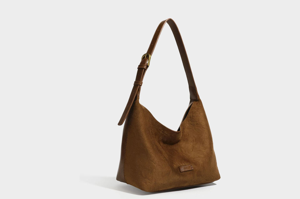 Dunkelbraune, weich fallende Hobo-Schultertasche mit strukturierter Oberfläche in Velourslederoptik, glatten Besätzen in Lederoptik und Details in Antikgoldoptik