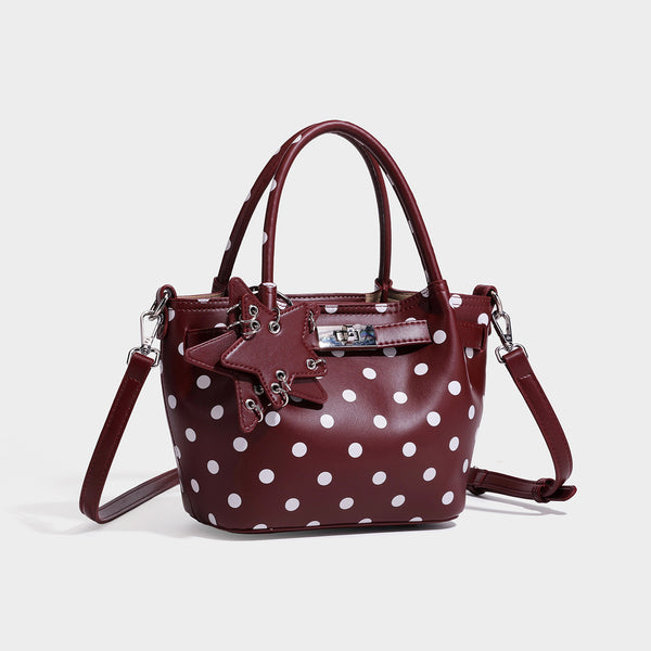Kleine strukturierte Mini-Tote-Bag mit Punkten in Braun und weißen Punkten, Sternanhänger, zwei Tragegriffen und abnehmbarem Schulterriemen