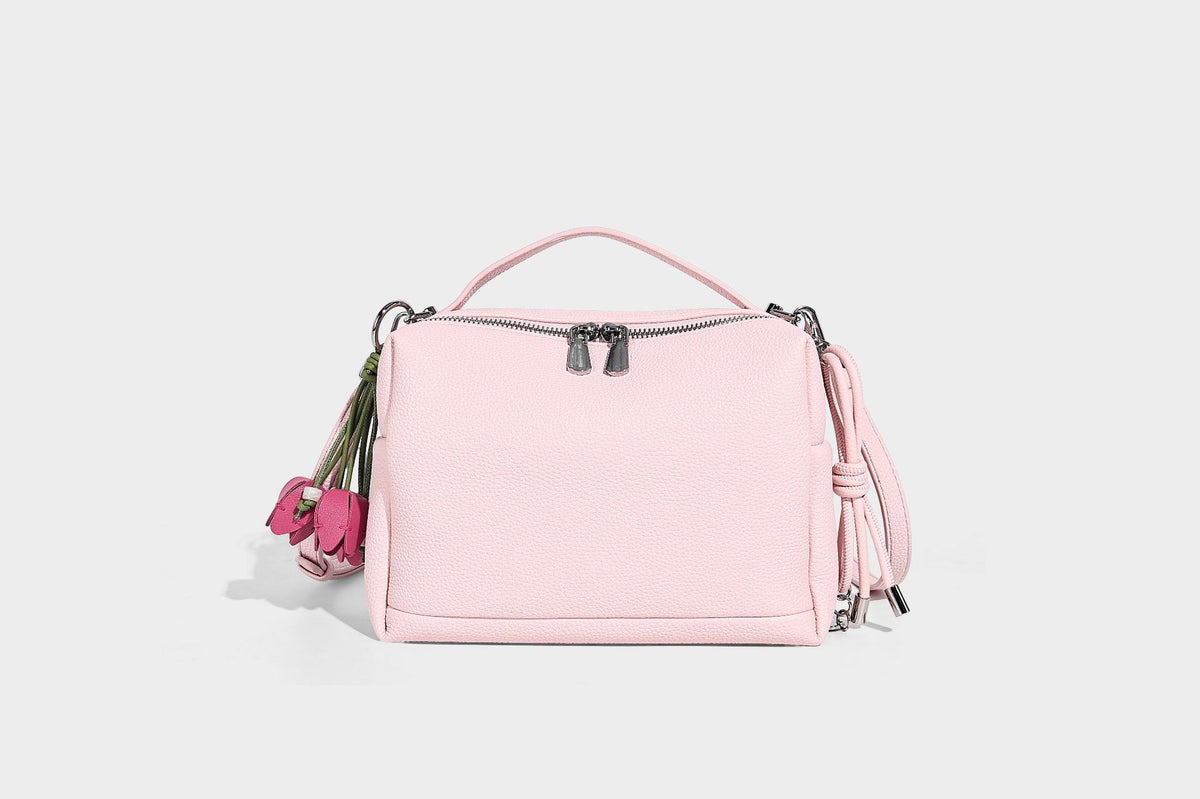 Kleine strukturierte Crossbody-Tasche mit Tragegriff aus genarbtem Material, Reißverschluss, silberfarbenen Beschlägen und optionalem Quastenanhänger
